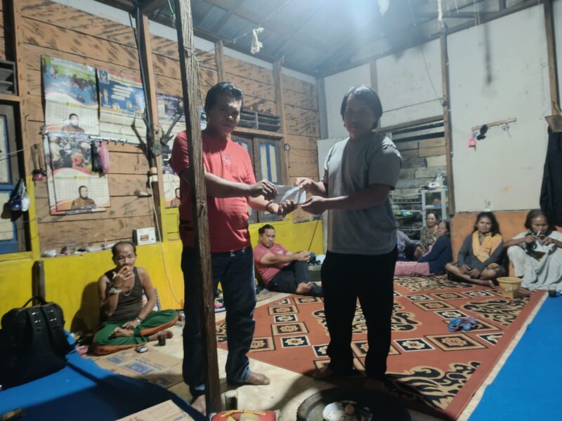 Keterangan Foto:
Prianto, tokoh muda Dayak Barito Utara, saat menyerahkan bantuan duka kepada keluarga almarhum Hadrawani di Desa Kamawen, Kecamatan Montallat, Sabtu (4/4/2026).