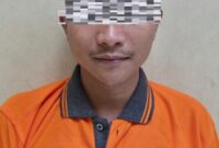 Keterangan Foto:
TSK MAR (29) saat diamankan oleh pihak kepolisian terkait kasus dugaan tindak pidana kekerasan seksual terhadap anak di wilayah Kecamatan Teweh Tengah, Kabupaten Barito Utara. (Dok.trackperistiwa.com/Henryanus)