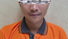 Keterangan Foto:
TSK MAR (29) saat diamankan oleh pihak kepolisian terkait kasus dugaan tindak pidana kekerasan seksual terhadap anak di wilayah Kecamatan Teweh Tengah, Kabupaten Barito Utara. (Dok.trackperistiwa.com/Henryanus)