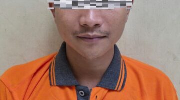 Keterangan Foto:
TSK MAR (29) saat diamankan oleh pihak kepolisian terkait kasus dugaan tindak pidana kekerasan seksual terhadap anak di wilayah Kecamatan Teweh Tengah, Kabupaten Barito Utara. (Dok.trackperistiwa.com/Henryanus)