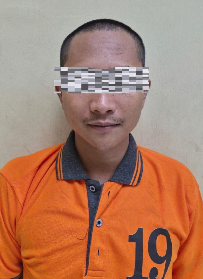 Keterangan Foto:

TSK MAR (29) saat diamankan oleh pihak kepolisian terkait kasus dugaan tindak pidana kekerasan seksual terhadap anak di wilayah Kecamatan Teweh Tengah, Kabupaten Barito Utara. (Dok.trackperistiwa.com/Henryanus)