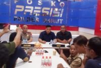 Keterangan Foto:
Aparat dari Polres Barito Utara mengamankan para pelaku kasus pembunuhan satu keluarga di wilayah Teweh Timur. Peristiwa tragis ini dipicu sengketa lahan yang berujung pada aksi kekerasan brutal. Dok. (Hry,A – TrackPeristiwa.com)