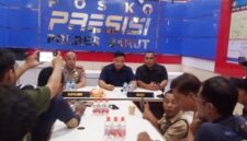 Keterangan Foto:
Aparat dari Polres Barito Utara mengamankan para pelaku kasus pembunuhan satu keluarga di wilayah Teweh Timur. Peristiwa tragis ini dipicu sengketa lahan yang berujung pada aksi kekerasan brutal. Dok. (Hry,A – TrackPeristiwa.com)