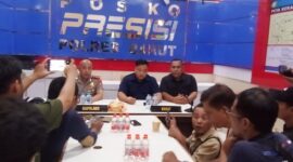 Keterangan Foto:
Aparat dari Polres Barito Utara mengamankan para pelaku kasus pembunuhan satu keluarga di wilayah Teweh Timur. Peristiwa tragis ini dipicu sengketa lahan yang berujung pada aksi kekerasan brutal. Dok. (Hry,A – TrackPeristiwa.com)