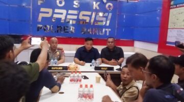 Keterangan Foto:
Aparat dari Polres Barito Utara mengamankan para pelaku kasus pembunuhan satu keluarga di wilayah Teweh Timur. Peristiwa tragis ini dipicu sengketa lahan yang berujung pada aksi kekerasan brutal. Dok. (Hry,A – TrackPeristiwa.com)