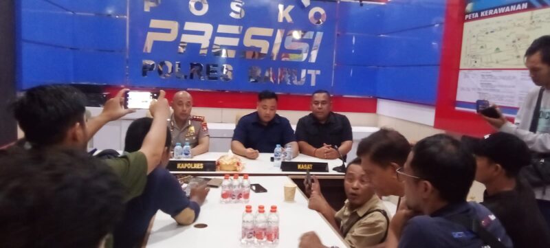 Keterangan Foto:
Aparat dari Polres Barito Utara mengamankan para pelaku kasus pembunuhan satu keluarga di wilayah Teweh Timur. Peristiwa tragis ini dipicu sengketa lahan yang berujung pada aksi kekerasan brutal. Dok. (Hry,A – TrackPeristiwa.com)