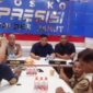 Keterangan Foto:
Aparat dari Polres Barito Utara mengamankan para pelaku kasus pembunuhan satu keluarga di wilayah Teweh Timur. Peristiwa tragis ini dipicu sengketa lahan yang berujung pada aksi kekerasan brutal. Dok. (Hry,A – TrackPeristiwa.com)