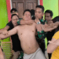 Keterangan Foto:
Proses eksekusi terpidana Budi Permanto oleh Kejari Kutai Barat yang turut dibantu oknum TNI dari kediamannya di Kampung Ngenyan Asa, Kecamatan Barong Tongkok, Kutai Barat, Senin (25/05/2026). (Dok. Istimewa/Trackperistiwa.com/Melky Malis)