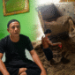 Keterangan Foto (Kiri): Fahrudin, mantan Kepala Desa Malawaken, memberikan keterangan kepada awak media terkait dampak kelangkaan pasir koral pasca-penertiban tambang ilegal di Kabupaten Barito Utara. (Trackperistiwa.com/Henryanus Achiang)