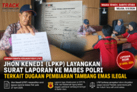 Keterangan Foto:
Jhon Kenedy (LPKP) menunjukkan bukti tanda terima laporan saat jumpa pers bersama awak media di Muara Teweh, Barito Utara, Selasa (5/5/2026), terkait pengaduan dugaan pembiaran tambang emas ilegal yang telah dilayangkan ke Mabes Polri pada 27 April 2026.