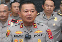 Keterangan Foto

KETERANGAN FOTO: Kapolda Kalimantan Timur Irjen Pol Endar Priantoro memberikan keterangan kepada awak media di Samarinda, Kalimantan Timur, terkait penanganan kasus dugaan narkoba yang menyeret Kasat Resnarkoba Polres Kutai Kartanegara, AKP Yohanes Bonar Adiguna, Sabtu (16/5/2026). (Trackperistiwa.com/Sumber: TribunKaltim.co)