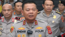 Keterangan Foto
KETERANGAN FOTO: Kapolda Kalimantan Timur Irjen Pol Endar Priantoro memberikan keterangan kepada awak media di Samarinda, Kalimantan Timur, terkait penanganan kasus dugaan narkoba yang menyeret Kasat Resnarkoba Polres Kutai Kartanegara, AKP Yohanes Bonar Adiguna, Sabtu (16/5/2026). (Trackperistiwa.com/Sumber: TribunKaltim.co)