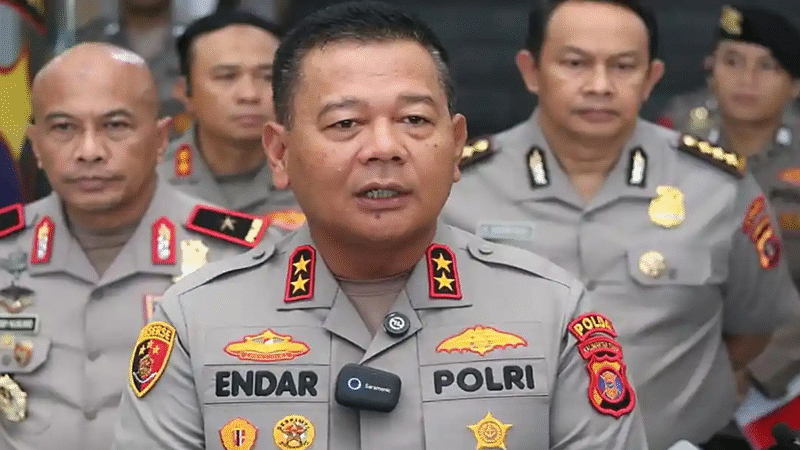Keterangan Foto

KETERANGAN FOTO: Kapolda Kalimantan Timur Irjen Pol Endar Priantoro memberikan keterangan kepada awak media di Samarinda, Kalimantan Timur, terkait penanganan kasus dugaan narkoba yang menyeret Kasat Resnarkoba Polres Kutai Kartanegara, AKP Yohanes Bonar Adiguna, Sabtu (16/5/2026). (Trackperistiwa.com/Sumber: TribunKaltim.co)