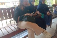 Keterangan Foto:
Tiga korban berinisial RJ, TSR, dan AP, yang diduga menjadi korban penipuan berkedok arisan bodong, melaporkan kasus tersebut ke Polres Barito Utara dan memberikan keterangan kepada sejumlah awak media saat wawancara pada Rabu, 29 April 2026. (dok. Trackperistiwa.com/Henry,A)