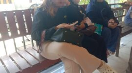 Keterangan Foto:
Tiga korban berinisial RJ, TSR, dan AP, yang diduga menjadi korban penipuan berkedok arisan bodong, melaporkan kasus tersebut ke Polres Barito Utara dan memberikan keterangan kepada sejumlah awak media saat wawancara pada Rabu, 29 April 2026. (dok. Trackperistiwa.com/Henry,A)