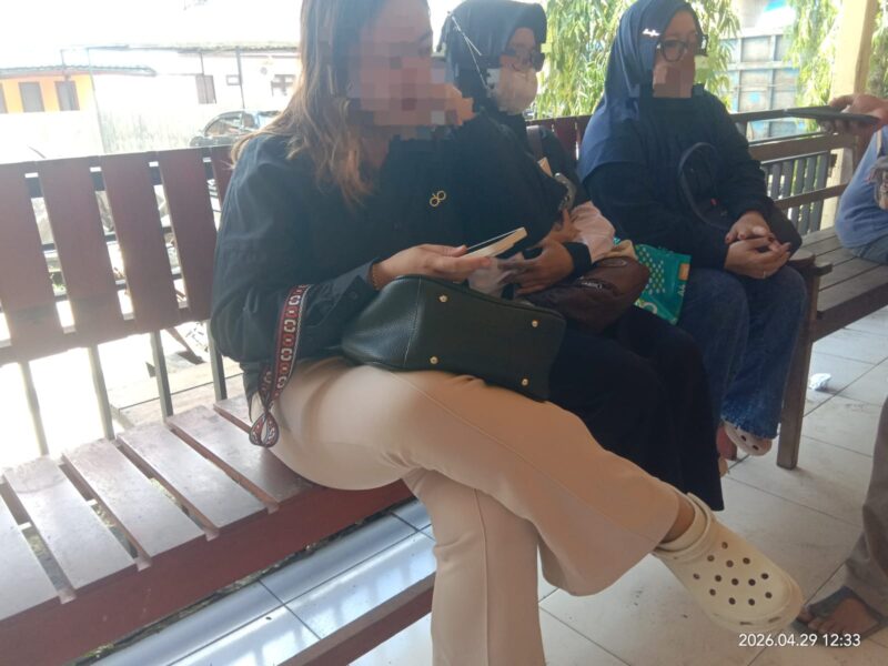 Keterangan Foto:
Tiga korban berinisial RJ, TSR, dan AP, yang diduga menjadi korban penipuan berkedok arisan bodong, melaporkan kasus tersebut ke Polres Barito Utara dan memberikan keterangan kepada sejumlah awak media saat wawancara pada Rabu, 29 April 2026. (dok. Trackperistiwa.com/Henry,A)