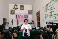 Keterangan Foto:: Ketua IWO Barito Utara, Hison, menyampaikan ucapan Hari Kebebasan Pers Sedunia di Kantor IWO, Jalan Taman Remaja, Muara Teweh, Barito Utara. (Dok. Trackperistiwa/Henry A)