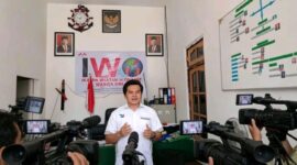 Keterangan Foto:: Ketua IWO Barito Utara, Hison, menyampaikan ucapan Hari Kebebasan Pers Sedunia di Kantor IWO, Jalan Taman Remaja, Muara Teweh, Barito Utara. (Dok. Trackperistiwa/Henry A)