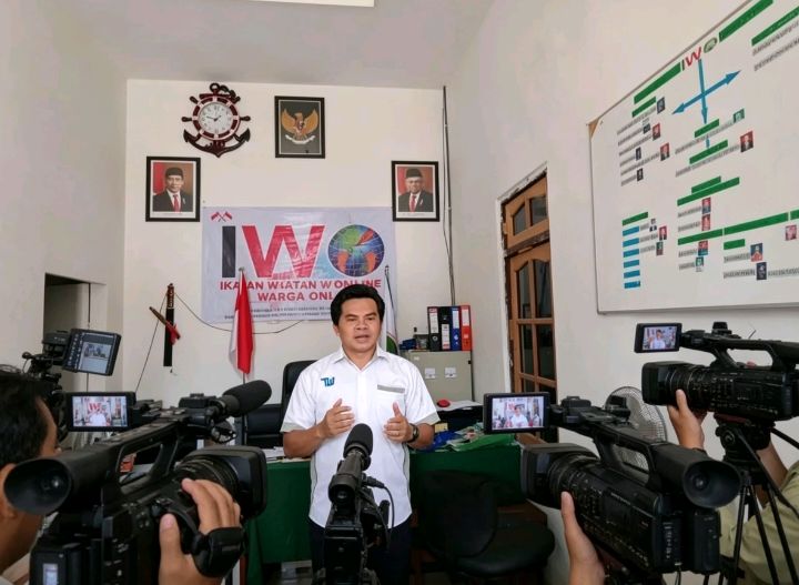Keterangan Foto:: Ketua IWO Barito Utara, Hison, menyampaikan ucapan Hari Kebebasan Pers Sedunia di Kantor IWO, Jalan Taman Remaja, Muara Teweh, Barito Utara. (Dok. Trackperistiwa/Henry A)