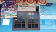 Keterangan foto: Tampak bangunan Sekolah Dasar Negeri (SDN) 1 Haragandang, Kecamatan Lahei, Kabupaten Barito Utara, Kalimantan Tengah. Sekolah ini menjadi sorotan warga karena sejumlah guru disebut jarang turun mengajar sehingga kegiatan belajar mengajar lebih banyak ditangani guru honorer.