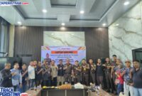 Keterangan foto : Kepala Kejari Barito Utara bersama insan pers dan sejumlah wartawan usai kegiatan silaturahmi dan coffee morning di aula lantai dua Kejari Barito Utara, Rabu (13/5/2026). (Dok. TrackPeristiwa.com/Henry.A)