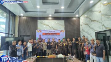 Keterangan foto : Kepala Kejari Barito Utara bersama insan pers dan sejumlah wartawan usai kegiatan silaturahmi dan coffee morning di aula lantai dua Kejari Barito Utara, Rabu (13/5/2026). (Dok. TrackPeristiwa.com/Henry.A)