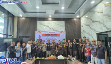 Keterangan foto : Kepala Kejari Barito Utara bersama insan pers dan sejumlah wartawan usai kegiatan silaturahmi dan coffee morning di aula lantai dua Kejari Barito Utara, Rabu (13/5/2026). (Dok. TrackPeristiwa.com/Henry.A)