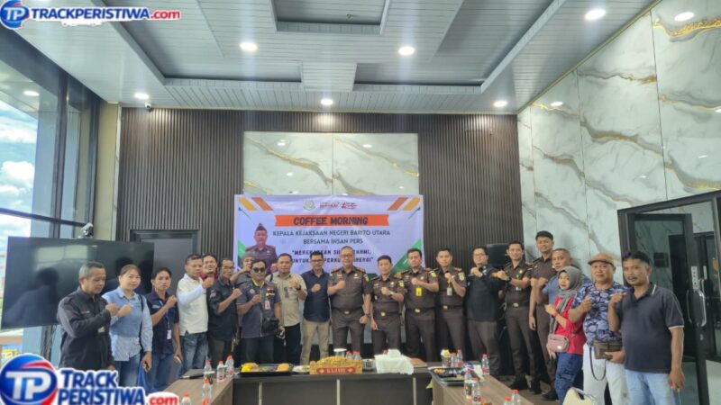 Keterangan foto : Kepala Kejari Barito Utara bersama insan pers dan sejumlah wartawan usai kegiatan silaturahmi dan coffee morning di aula lantai dua Kejari Barito Utara, Rabu (13/5/2026). (Dok. TrackPeristiwa.com/Henry.A)