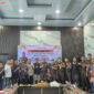 Keterangan foto : Kepala Kejari Barito Utara bersama insan pers dan sejumlah wartawan usai kegiatan silaturahmi dan coffee morning di aula lantai dua Kejari Barito Utara, Rabu (13/5/2026). (Dok. TrackPeristiwa.com/Henry.A)
