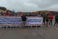 Keterangan Foto: Aksi damai Kelompok Tani Jagalaang di area tambang PT Tepian Indah Sukses (TIS), Kecamatan Bentian Besar, Kutai Barat, Jumat (15/5/2026). Massa menuntut kepastian hukum dan realisasi kompensasi pasca putusan pengadilan. (Dok. Trackperistiwa.com, 15 Mei 2026)