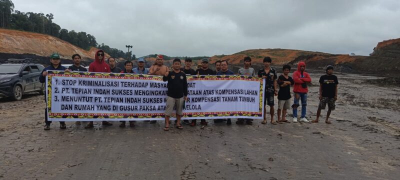 Keterangan Foto: Aksi damai Kelompok Tani Jagalaang di area tambang PT Tepian Indah Sukses (TIS), Kecamatan Bentian Besar, Kutai Barat, Jumat (15/5/2026). Massa menuntut kepastian hukum dan realisasi kompensasi pasca putusan pengadilan. (Dok. Trackperistiwa.com, 15 Mei 2026)
