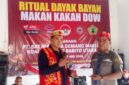 KETERANGAN FOTO : Penyerahan tambai kepada Ketua Ormas Iya Mulik Bengkang Turan dalam rangkaian ritual adat Dayak “Makan Kakah Dow” di Desa Jingah, Kecamatan Teweh Baru, Kabupaten Barito Utara, Kalimantan Tengah. (Dok. Trackperistiwa.com/Henryanus A)