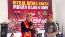 KETERANGAN FOTO : Penyerahan tambai kepada Ketua Ormas Iya Mulik Bengkang Turan dalam rangkaian ritual adat Dayak “Makan Kakah Dow” di Desa Jingah, Kecamatan Teweh Baru, Kabupaten Barito Utara, Kalimantan Tengah. (Dok. Trackperistiwa.com/Henryanus A)