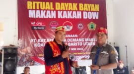 KETERANGAN FOTO : Penyerahan tambai kepada Ketua Ormas Iya Mulik Bengkang Turan dalam rangkaian ritual adat Dayak “Makan Kakah Dow” di Desa Jingah, Kecamatan Teweh Baru, Kabupaten Barito Utara, Kalimantan Tengah. (Dok. Trackperistiwa.com/Henryanus A)