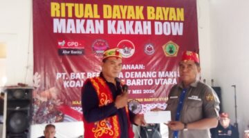 KETERANGAN FOTO : Penyerahan tambai kepada Ketua Ormas Iya Mulik Bengkang Turan dalam rangkaian ritual adat Dayak “Makan Kakah Dow” di Desa Jingah, Kecamatan Teweh Baru, Kabupaten Barito Utara, Kalimantan Tengah. (Dok. Trackperistiwa.com/Henryanus A)
