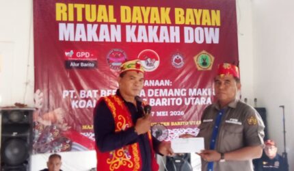 KETERANGAN FOTO : Penyerahan tambai kepada Ketua Ormas Iya Mulik Bengkang Turan dalam rangkaian ritual adat Dayak “Makan Kakah Dow” di Desa Jingah, Kecamatan Teweh Baru, Kabupaten Barito Utara, Kalimantan Tengah. (Dok. Trackperistiwa.com/Henryanus A)