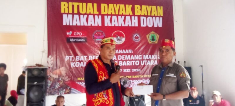 KETERANGAN FOTO : Penyerahan tambai kepada Ketua Ormas Iya Mulik Bengkang Turan dalam rangkaian ritual adat Dayak “Makan Kakah Dow” di Desa Jingah, Kecamatan Teweh Baru, Kabupaten Barito Utara, Kalimantan Tengah. (Dok. Trackperistiwa.com/Henryanus A)