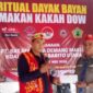 KETERANGAN FOTO : Penyerahan tambai kepada Ketua Ormas Iya Mulik Bengkang Turan dalam rangkaian ritual adat Dayak “Makan Kakah Dow” di Desa Jingah, Kecamatan Teweh Baru, Kabupaten Barito Utara, Kalimantan Tengah. (Dok. Trackperistiwa.com/Henryanus A)