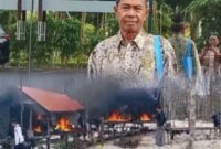 Keterangan Foto : Jhon Kenedy angkat bicara terkait dugaan pembakaran pondok kerja milik warga penambang emas saat razia PETI di wilayah Barito Utara. {Dok. Trackperistiwa.com/Henryanus Achiang.)