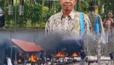 Keterangan Foto : Jhon Kenedy angkat bicara terkait dugaan pembakaran pondok kerja milik warga penambang emas saat razia PETI di wilayah Barito Utara. {Dok. Trackperistiwa.com/Henryanus Achiang.)