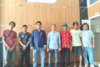 Keterangan Foto: Hison bersama John Kenedi memberikan keterangan kepada awak media terkait dugaan persoalan pembebasan lahan oleh PT Nusa Persada Resources (NPR) di Desa Karendan, Kecamatan Lahei, Barito Utara. (Dok. Henryanus Achiang/Trackperistiwa.com)