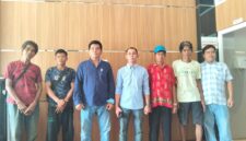 Keterangan Foto: Hison bersama John Kenedi memberikan keterangan kepada awak media terkait dugaan persoalan pembebasan lahan oleh PT Nusa Persada Resources (NPR) di Desa Karendan, Kecamatan Lahei, Barito Utara. (Dok. Henryanus Achiang/Trackperistiwa.com)