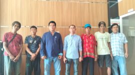 Keterangan Foto: Hison bersama John Kenedi memberikan keterangan kepada awak media terkait dugaan persoalan pembebasan lahan oleh PT Nusa Persada Resources (NPR) di Desa Karendan, Kecamatan Lahei, Barito Utara. (Dok. Henryanus Achiang/Trackperistiwa.com)