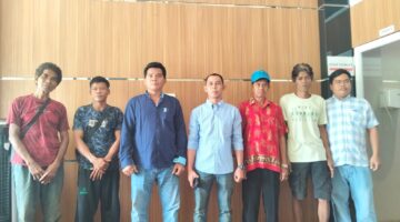 Keterangan Foto: Hison bersama John Kenedi memberikan keterangan kepada awak media terkait dugaan persoalan pembebasan lahan oleh PT Nusa Persada Resources (NPR) di Desa Karendan, Kecamatan Lahei, Barito Utara. (Dok. Henryanus Achiang/Trackperistiwa.com)