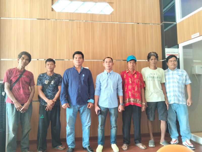 Keterangan Foto: Hison bersama John Kenedi memberikan keterangan kepada awak media terkait dugaan persoalan pembebasan lahan oleh PT Nusa Persada Resources (NPR) di Desa Karendan, Kecamatan Lahei, Barito Utara. (Dok. Henryanus Achiang/Trackperistiwa.com)