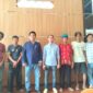 Keterangan Foto: Hison bersama John Kenedi memberikan keterangan kepada awak media terkait dugaan persoalan pembebasan lahan oleh PT Nusa Persada Resources (NPR) di Desa Karendan, Kecamatan Lahei, Barito Utara. (Dok. Henryanus Achiang/Trackperistiwa.com)