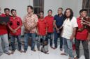 Keterangan Foto:
Ketua Umum GPD Alur Barito, Hison, didampingi sejumlah pengurus dan Dewan Pengawas organisasi saat menyampaikan kritik terhadap pembangunan dan kinerja Pemerintah Kabupaten Barito Utara dalam Musyawarah Mufakat Khusus GPD Alur Barito di Kelurahan Jingah, Minggu (25/5/2026). (Dok. Henryanus Achiang/Trackperistiwa.com)