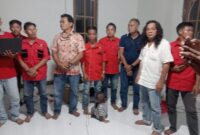 Keterangan Foto:
Ketua Umum GPD Alur Barito, Hison, didampingi sejumlah pengurus dan Dewan Pengawas organisasi saat menyampaikan kritik terhadap pembangunan dan kinerja Pemerintah Kabupaten Barito Utara dalam Musyawarah Mufakat Khusus GPD Alur Barito di Kelurahan Jingah, Minggu (25/5/2026). (Dok. Henryanus Achiang/Trackperistiwa.com)