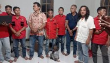 Keterangan Foto:
Ketua Umum GPD Alur Barito, Hison, didampingi sejumlah pengurus dan Dewan Pengawas organisasi saat menyampaikan kritik terhadap pembangunan dan kinerja Pemerintah Kabupaten Barito Utara dalam Musyawarah Mufakat Khusus GPD Alur Barito di Kelurahan Jingah, Minggu (25/5/2026). (Dok. Henryanus Achiang/Trackperistiwa.com)