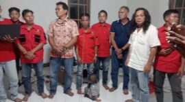 Keterangan Foto:
Ketua Umum GPD Alur Barito, Hison, didampingi sejumlah pengurus dan Dewan Pengawas organisasi saat menyampaikan kritik terhadap pembangunan dan kinerja Pemerintah Kabupaten Barito Utara dalam Musyawarah Mufakat Khusus GPD Alur Barito di Kelurahan Jingah, Minggu (25/5/2026). (Dok. Henryanus Achiang/Trackperistiwa.com)
